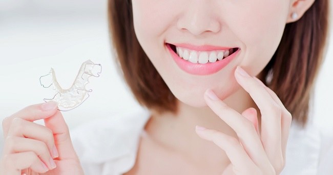 Видове зъбни фиксатори и как да ги почистите