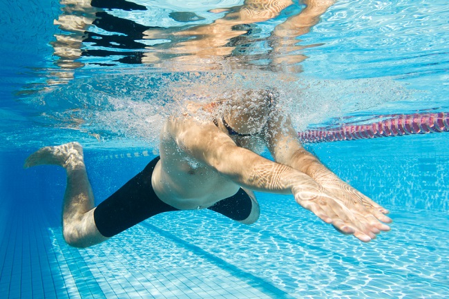平泳ぎ水泳のテクニックと利点を理解する