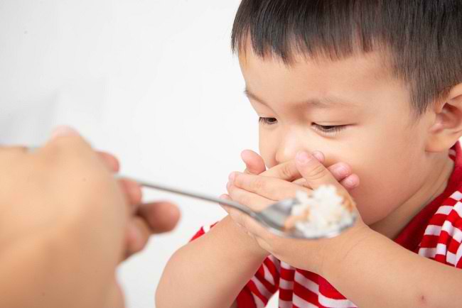 أسباب صعوبة الأكل عند الأطفال وكيفية التغلب عليها