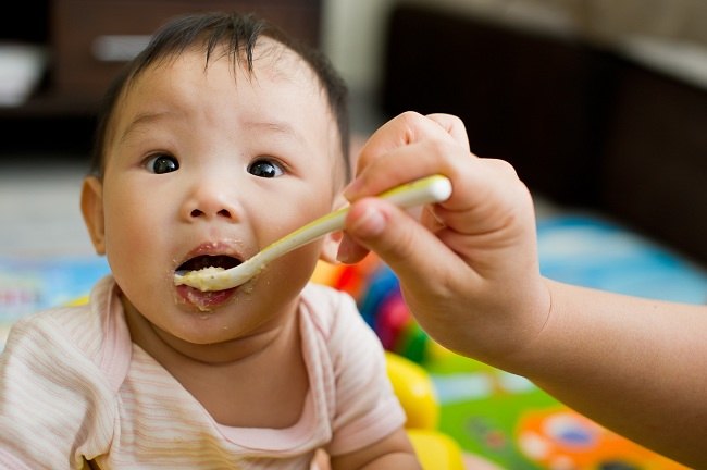Bayi 6 Bulan: Mula Makan Makanan Pepejal