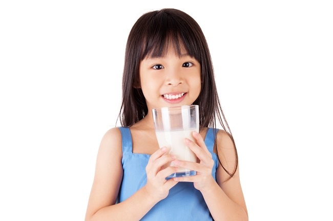 Запознайте се с хранителното съдържание в чаша мляко и неговите ползи за децата