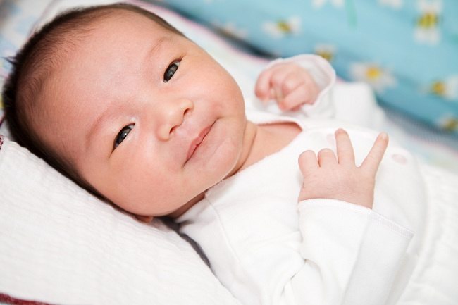 2 Aylık Bebek: Gülümsemeyle Yanıt Verir