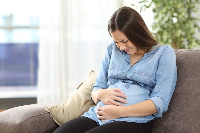أسباب مختلفة لتقلصات المعدة عند الحامل ، بعضها يجب مراقبته