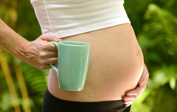 المرأة الحامل تشرب القهوة ، آمنة أم خطرة؟