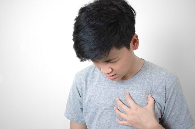 Sol göğüs ağrısının 6 nedenini ve semptomlarını öğrenin